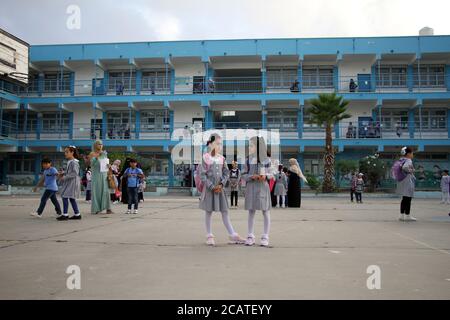 Peking, China. August 2020. Die Schüler besuchen die Schule am ersten Tag des neuen Schuljahres im Flüchtlingslager Shati in Gaza-Stadt, am 8. August 2020. Palästinensische Studenten aus dem blockierten Gazastreifen begannen am Samstag das neue Schuljahr, nach fünfmonatiger Aussetzung aufgrund des neuartigen Coronavirus. Kredit: Rizek Abdeljawad/Xinhua/Alamy Live Nachrichten Stockfoto