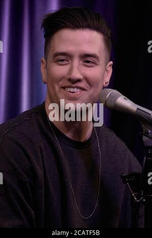 BALA CYNWYD, PA, USA - 17. APRIL 2018: Der amerikanische Sänger und Songwriter Logan Henderson besucht das Performance Theatre von Q102. Stockfoto