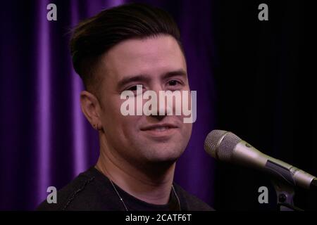 BALA CYNWYD, PA, USA - 17. APRIL 2018: Der amerikanische Sänger und Songwriter Logan Henderson besucht das Performance Theatre von Q102. Stockfoto