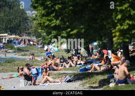 Sipplingen Am Bodensee, Deutschland. August 2020. Sonnenanbeter liegen auf ihren Badetüchern an der Uferpromenade am Bodensee. Die Behörden appellieren an Touristen, sich an die Regeln der Entfernung zu halten. Quelle: Felix Kästle/dpa/Alamy Live News Stockfoto