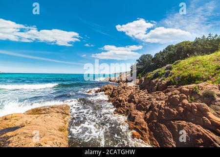 Raues Meer in Piccolo Pevero Strand in Costa Smeralda, Italien Stockfoto