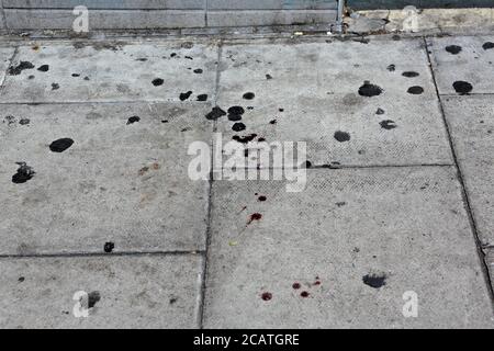 London (UK), 7. August 2020: Die Blutflecken, die von einem Mann zurückgelassen wurden, der anscheinend auf der Straße zusammenbrach. Stockfoto