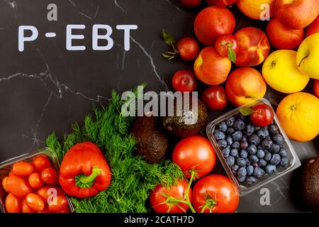 Köstliche reife Früchte mit Gemüse auf schwarzem Hintergrund und Text p-ebt. Stockfoto