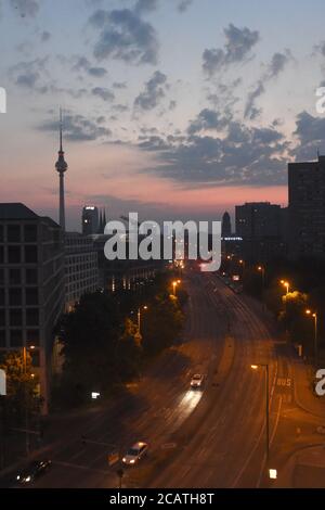 Berin, Deutschland. August 2020. Die Sonne geht hinter dem Berliner Fernsehturm auf. Die Hauptstadt erlebt derzeit Hochsommertemperaturen. Quelle: Felix Hörhager/dpa/Alamy Live News Stockfoto