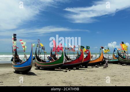 Stock Photo - Bunte hölzerne Fischerboot auf einem Cox's Bazar Sea Beach mit Blue Sky Hintergrund in Bangladesch. Stockfoto