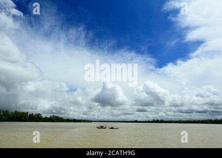 Angelboot/Fischerboot auf dem Padma-River. Munshiganj, Bangladesch. Stockfoto