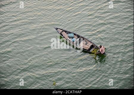 Ein Fischer sah versuchen, einige Fische zu fangen. Im Delta der Flüsse Ganga (Padma), Brahmaputra und Meghna leben Menschen auf dem Wasser. Stockfoto