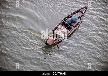 Ein Fischer sah versuchen, einige Fische zu fangen. Im Delta der Flüsse Ganga (Padma), Brahmaputra und Meghna leben Menschen auf dem Wasser. Stockfoto