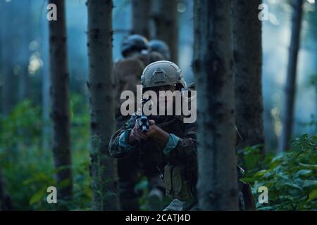 Moderne Kriegsführung Soldaten Squad läuft als Team in Battle Formation Stockfoto