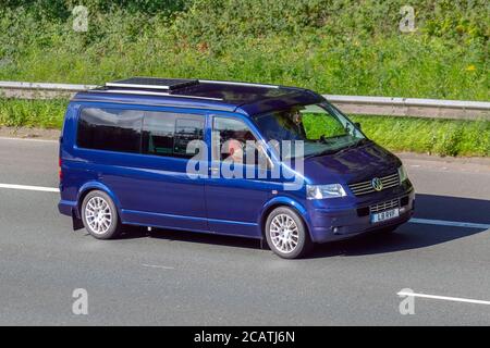 2008 BLAUER Volkswagen Transporter T30 130 TDI LWB mit Solarpanel; Fahrzeugverkehr Fahrzeuge bewegen, Autos fahren Fahrzeug auf britischen Straßen, Motoren, fahren auf der Autobahn M6 Autobahnnetz. Stockfoto