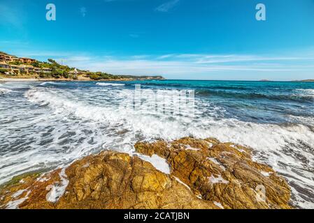 Raues Meer in Piccolo Pevero Strand in Costa Smeralda, Italien Stockfoto