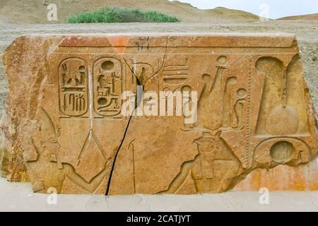 Ägypten, Nildelta, Tanis, Relief auf dem modernen Prozessionsweg zum Tempel : Ramses läuft vor dem gott Horakhty. Stockfoto