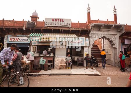 Agra / Indien - Februar 12, 2020: Lokales Straßenrestaurant neben Shahi Jamia Moschee Eingangstor Stockfoto