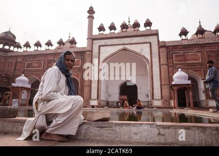 Agra / Indien - 12. Februar 2020: Gläubige sprechen am Pool im großen Innenhof der Jama-Moschee Stockfoto