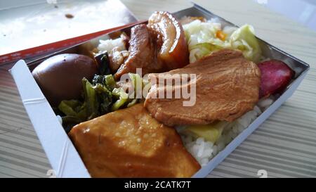 Nahaufnahme einer traditionellen Lunchbox in Taipei, Taiwan Stockfoto