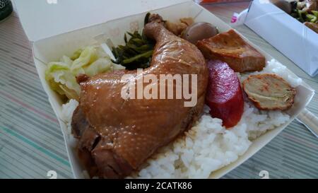 Nahaufnahme einer traditionellen, geschmorten Lunchbox mit Hühnerschenkel in Taipei, Taiwan Stockfoto