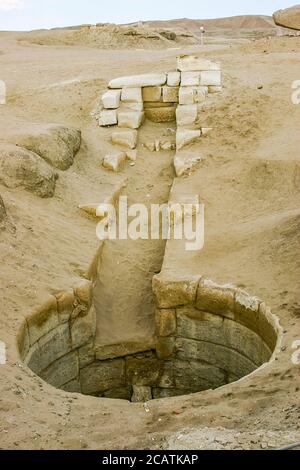 Ägypten, Nildelta, Tanis, der Hof nach dem Westtor und vor dem ersten Pylon: Ein Brunnen. Stockfoto