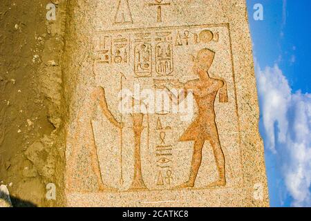 Ägypten, Nildelta, Tanis, erster Pylon, Obelisk mit Kartuschen von Ramses. Der König bietet Atum, dem großen Gott, dem Meister des Himmels an. Stockfoto