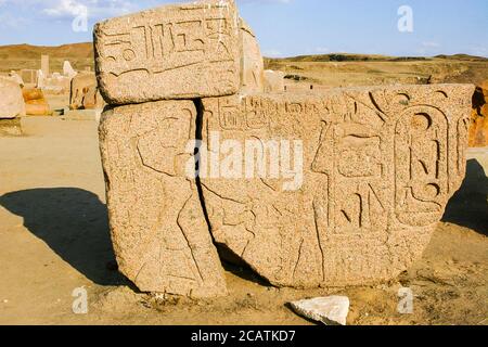 Ägypten, Nildelta, Tanis, Gericht nach dem ersten Mast tötet der König Ramses einen Feind vor dem gott Atum. Stockfoto