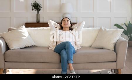 Entspannte junge 30s Frau schlafen auf bequeme Couch. Stockfoto