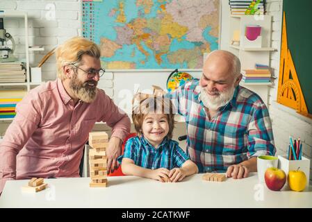 Großvater Vater und Sohn haben Spaß zusammen. Jenga Spiele für die Familie. Stockfoto