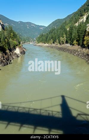 Der Schatten der historischen Alexandra Brücke fällt auf den Fraser River in British Columbia, Kanada Stockfoto