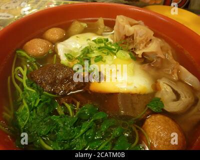 Nahaufnahme einer leckeren Suppe mit Ei, Gemüse, Fischball in Taipei, Taiwan Stockfoto