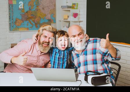 Glückliche reife Lehrer. Niedlichen kleinen Jungen studieren. Grundschüler. Stockfoto