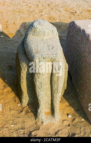 Ägypten, Nildelta, Tanis, der Tempel von Mut und Khonsu, früher Tempel von Anta genannt: Unterseite einer sitzenden Statue. Stockfoto