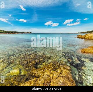 Felsen am Strand Piccolo Pevero, Sardinien Stockfoto