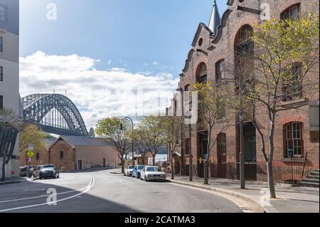 Blick auf die Harbour Bridge von The Rocks auf einem sonnigen Winternachmittag Stockfoto