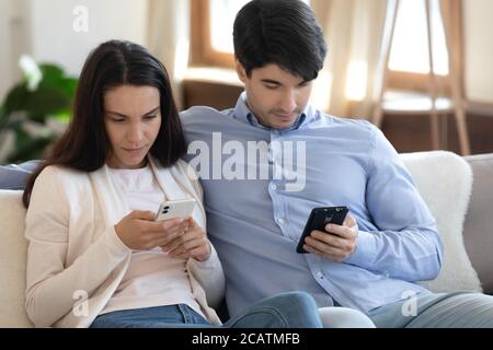 Süchtig nach Technologie junge Familie Paar mit Smartphones. Stockfoto