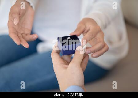 Nahaufnahme junger Mann macht Vorschlag an geliebte Frau. Stockfoto