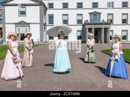 Fota, Cork, Irland. August 2020. - L an R; Mona Kennedy, Teresa Delius, Elizabeth Forrest, Marion Britton und Sheila Foster vom Cobh Animation Team, die für das Cork Light Orchestra Concert im Fota House and Gardens, Co. Cork, Irland, anwesend waren. - Credit; David Creedon / Alamy Live News Stockfoto