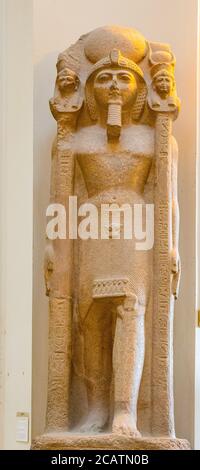 Kairo, Ägyptisches Museum, kolossale Statue von Ramses II als Standardträger. Die Stäbe werden von Hathor und einem gott gekrönt, der die doppelte Krone trägt. Stockfoto