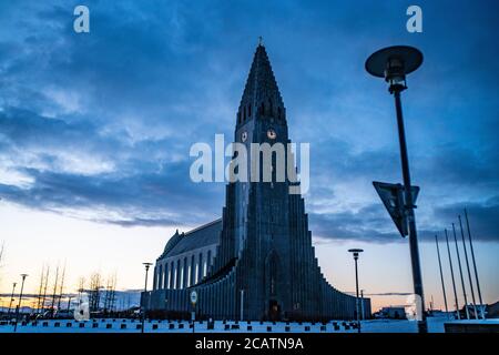 Außenansicht von Hallgrimskirkja, der Kathedrale in Reykjavik, Island.