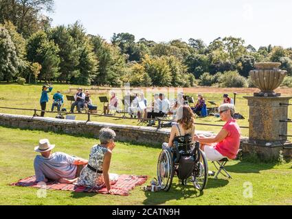 Fota, Cork, Irland. August 2020. Besucher genießen die Musik des Cork Light Orchestra unter der Leitung von Ilse de Ziah an einem schönen Sommernachmittag auf dem Gelände des Fota House and Gardens, Co. Cork, Irland. - Credit; David Creedon / Alamy Live News Stockfoto