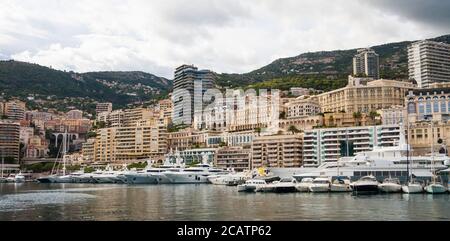 Panoramablick auf Port Hercule in Monaco auf einem bewölkten Tag mit einem launischen Himmel Stockfoto