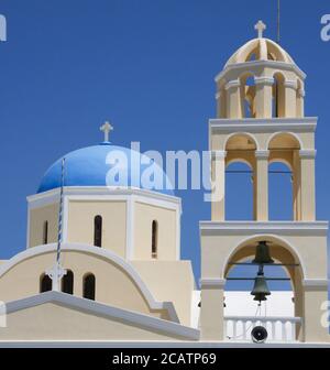 St. George Kirche (Ekklisia Agios Georgios) Nahaufnahme der blauen Kuppel und Glockenturm in Oia, Santorini, Griechenland Stockfoto