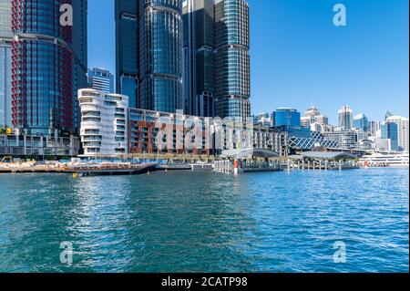 Blick auf Sydney Harbour Blue Waters und Barangaroo auf A Sonniger Herbstnachmittag Stockfoto