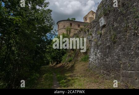 Alte Burgruine namens Trimberg in der Nähe des deutschen Dorfes Hammelburg Stockfoto