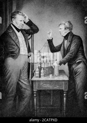 Michael Faraday (1791-1867) englischer Chemiker und Physiker, links, und John Frederic Daniell (1790-1845) englischer Chemiker, Physiker und Meteorologe. Zu seinen Erfindungen gehörten die Daniell-Zelle, eine Nassspeicherbatterie und ein Hygrometer. Stich von ca. 1840 Stockfoto