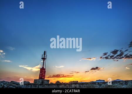 Roter Leuchtturm im Hafen von Alghero, Sardinien Stockfoto