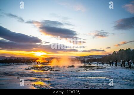 Sonnenaufgang Blick auf den großen Geysir in Island, im Winter. Stockfoto