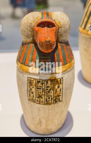 Ausstellung "das Tierreich im alten Ägypten", organisiert 2015 vom Louvre Museum in Lens. Falsches Kanopisgefäß des Priesters Padiuf. Stockfoto