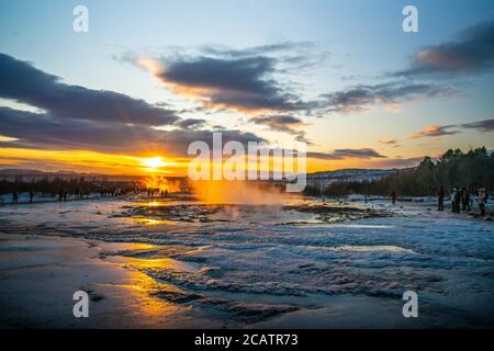 Sonnenaufgang Blick auf den großen Geysir in Island, im Winter. Stockfoto