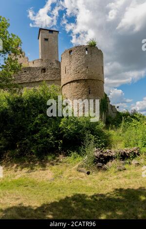 Alte Burgruine namens Trimberg in der Nähe des deutschen Dorfes Hammelburg Stockfoto