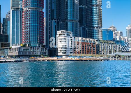 Blick auf Sydney Harbour Blue Waters und Barangaroo im Hintergrund Ein sonniger Herbstnachmittag Stockfoto