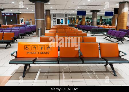 Leere Sitzreihen im Wartebereich am Flughafen-Gate. Niemand in der Flughafenlounge Stockfoto