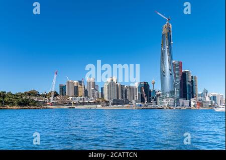 Blick auf Sydney Harbour Blue Waters und Barangaroo Background Blur An einem sonnigen Herbstnachmittag Stockfoto